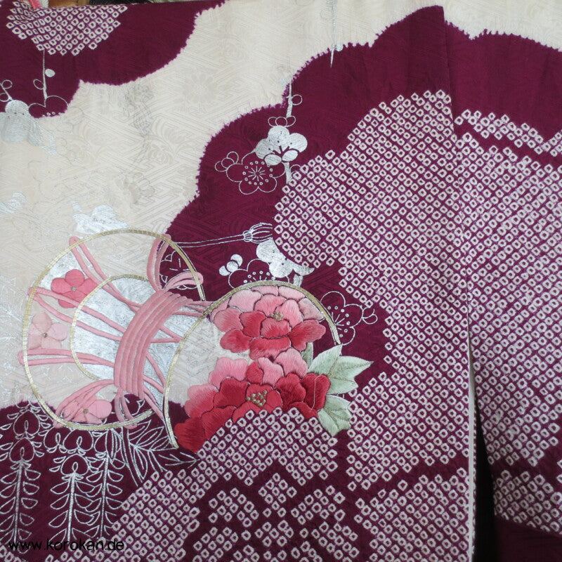 Furisode Kimono Stickerei Päonien auf Trommeln vor Wolken Shibori Seidendamast