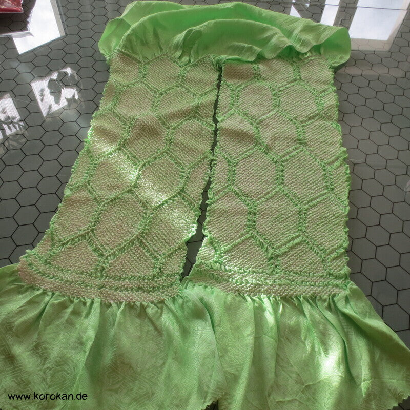 Shibori Kikko auf hellgrün, Sayagata Rinzu Seidendamast