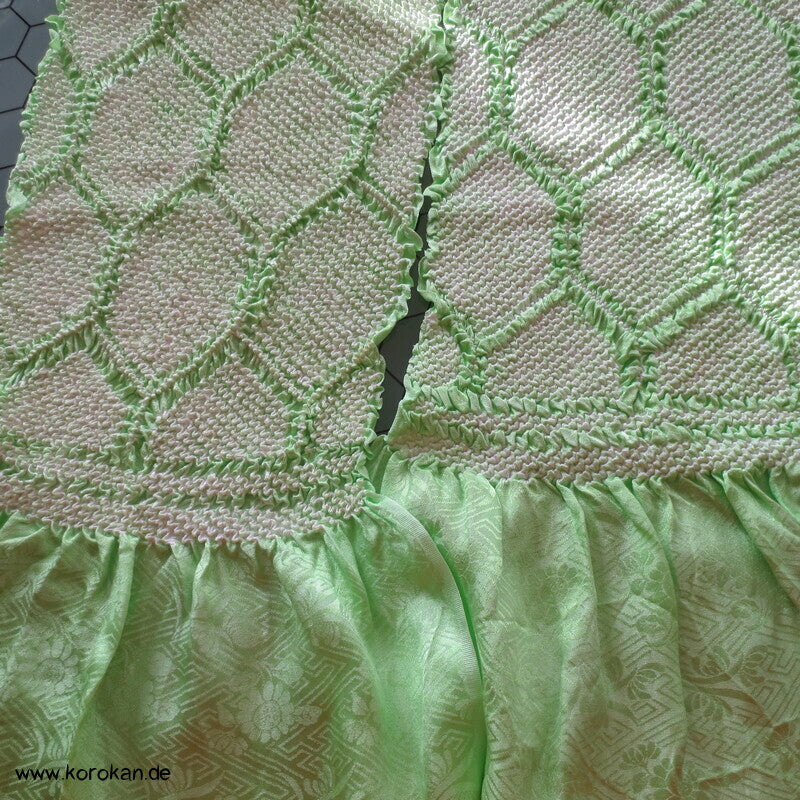 Shibori Kikko auf hellgrün, Sayagata Rinzu Seidendamast