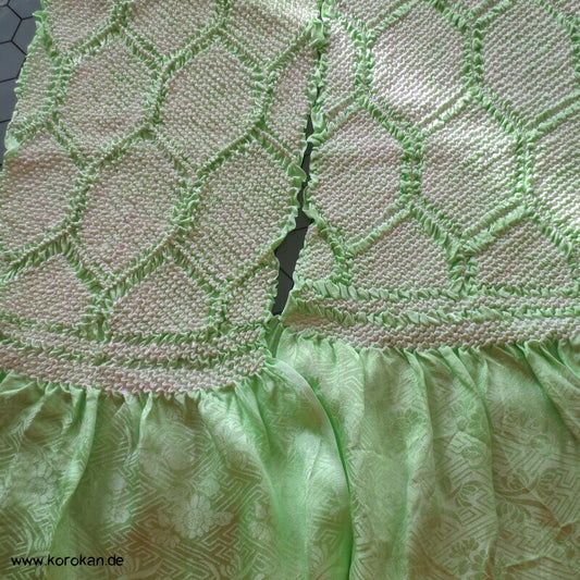 Shibori Kikko auf hellgrün, Sayagata Rinzu Seidendamast