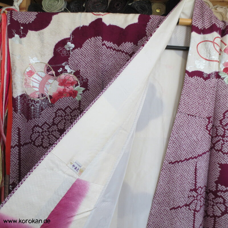 Furisode Kimono Stickerei Päonien auf Trommeln vor Wolken Shibori Seidendamast
