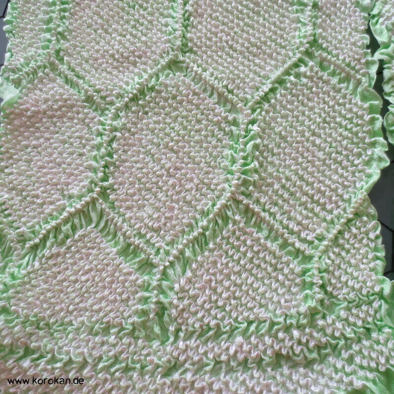 Shibori Kikko auf hellgrün, Sayagata Rinzu Seidendamast