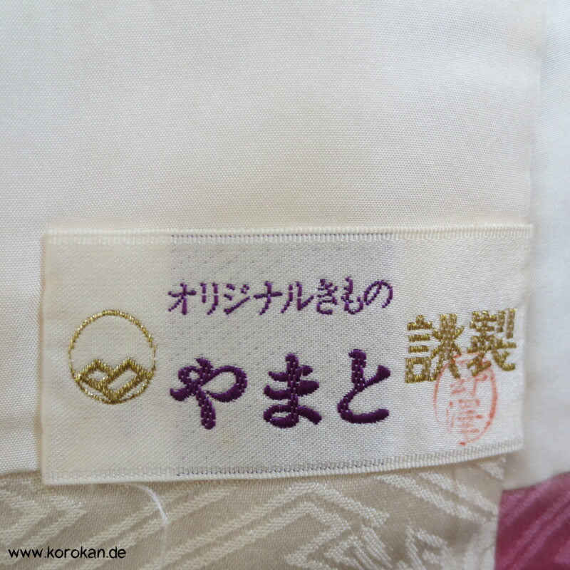 Furisode Kimono Stickerei Päonien auf Trommeln vor Wolken Shibori Seidendamast