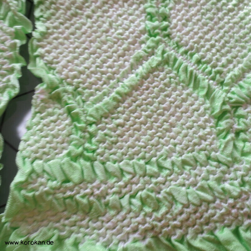 Shibori Kikko auf hellgrün, Sayagata Rinzu Seidendamast