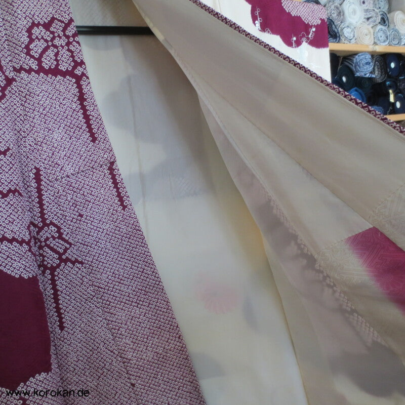 Furisode Kimono Stickerei Päonien auf Trommeln vor Wolken Shibori Seidendamast
