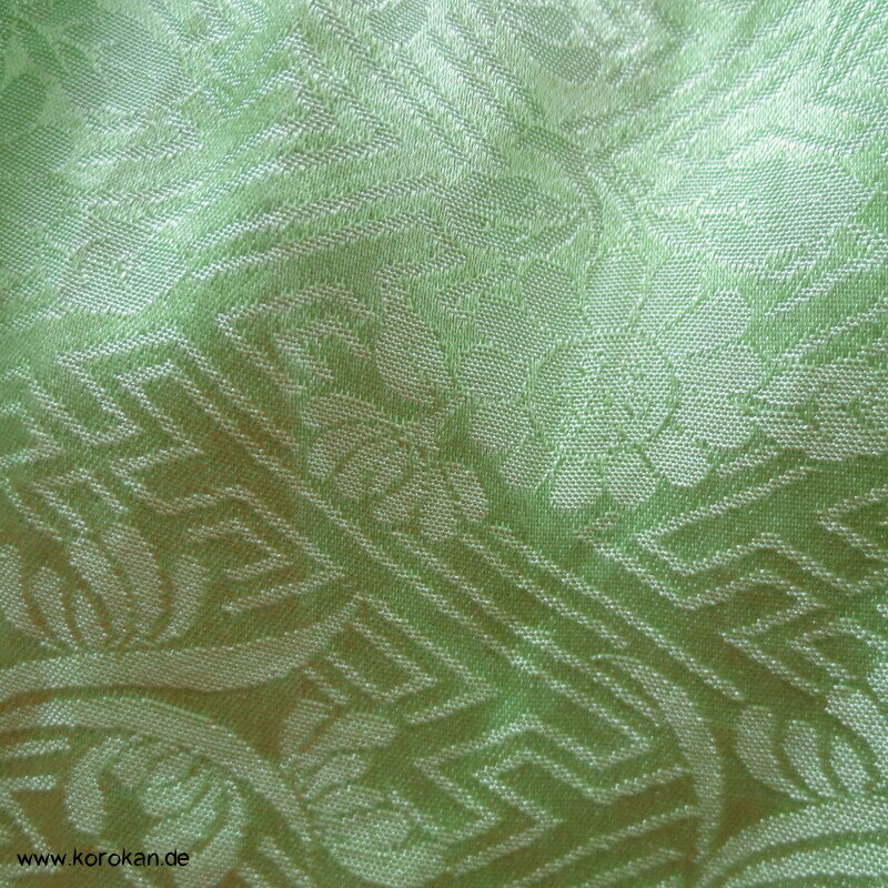 Shibori Kikko auf hellgrün, Sayagata Rinzu Seidendamast