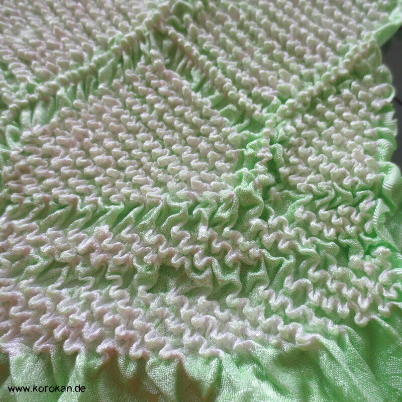 Shibori Kikko auf hellgrün, Sayagata Rinzu Seidendamast