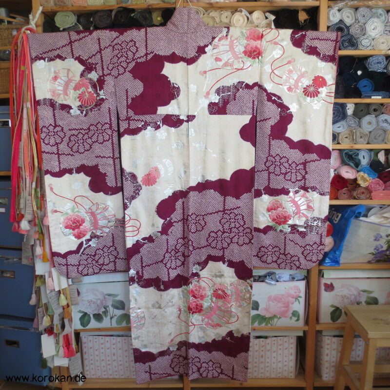 Furisode Kimono Stickerei Päonien auf Trommeln vor Wolken Shibori Seidendamast