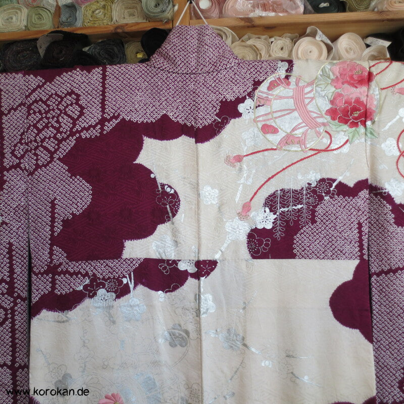 Furisode Kimono Stickerei Päonien auf Trommeln vor Wolken Shibori Seidendamast
