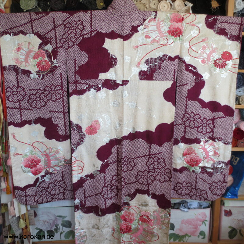 Furisode Kimono Stickerei Päonien auf Trommeln vor Wolken Shibori Seidendamast