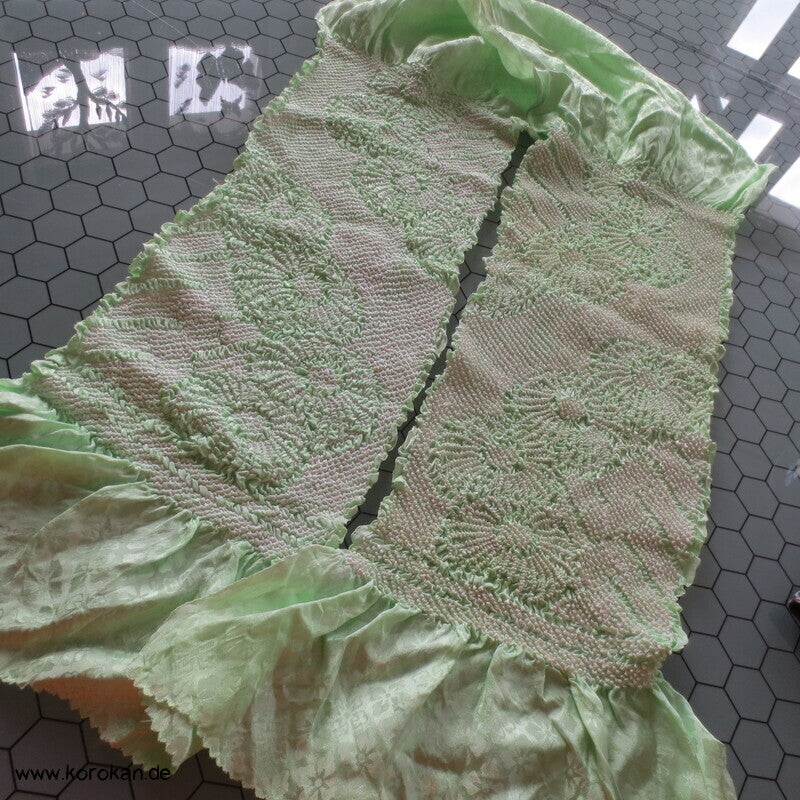 Shibori Kiku auf hellgrün, Diamantblüten Rinzu Seidendamast