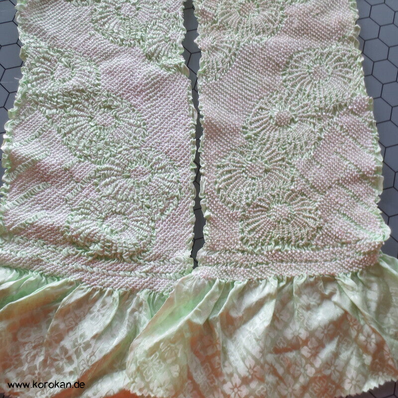 Shibori Kiku auf hellgrün, Diamantblüten Rinzu Seidendamast