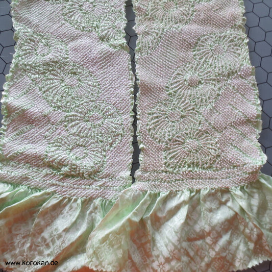 Shibori Kiku auf hellgrün, Diamantblüten Rinzu Seidendamast