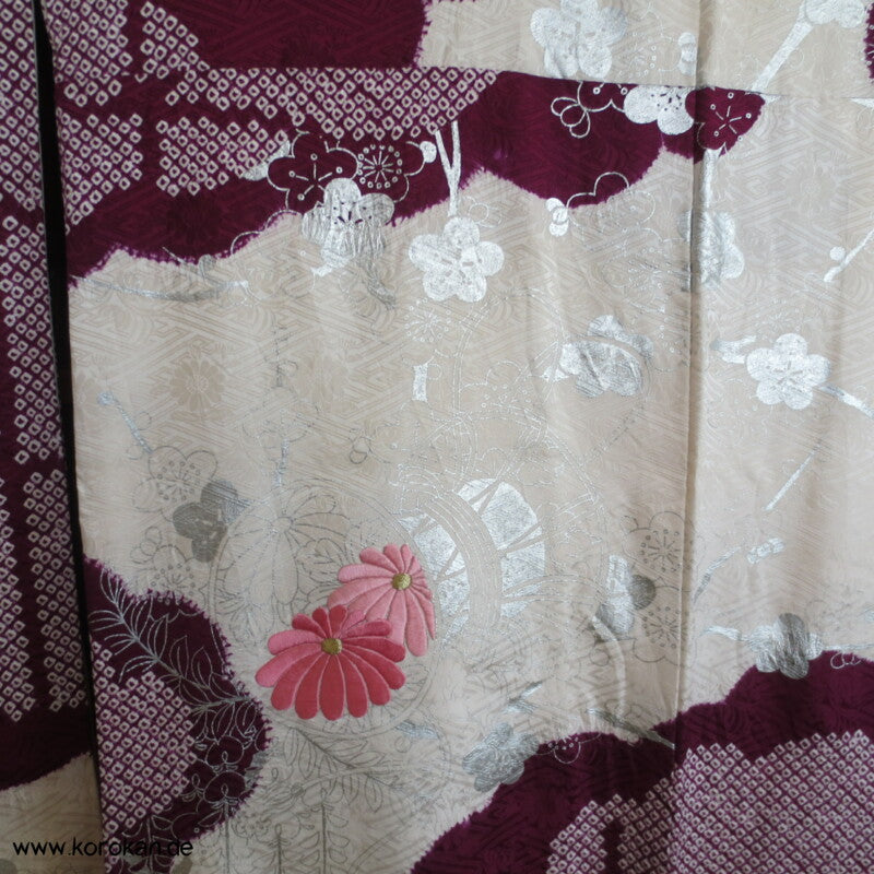 Furisode Kimono Stickerei Päonien auf Trommeln vor Wolken Shibori Seidendamast