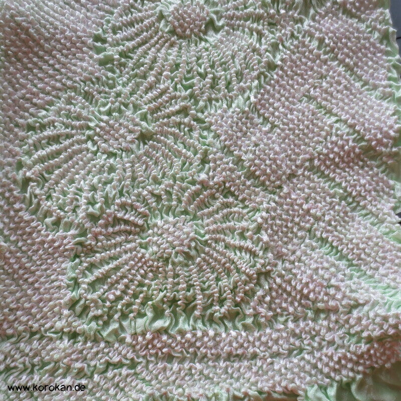 Shibori Kiku auf hellgrün, Diamantblüten Rinzu Seidendamast