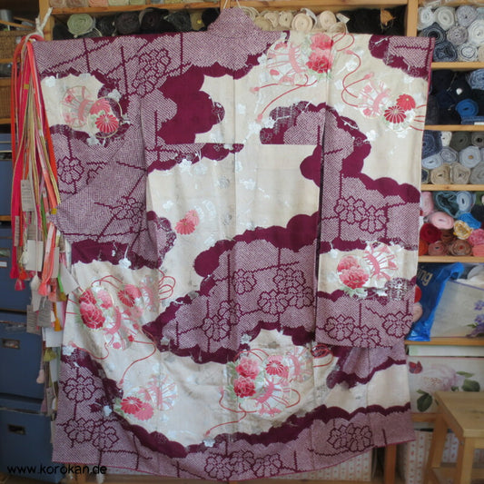 Furisode Kimono Stickerei Päonien auf Trommeln vor Wolken Shibori Seidendamast