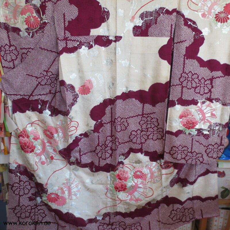 Furisode Kimono Stickerei Päonien auf Trommeln vor Wolken Shibori Seidendamast