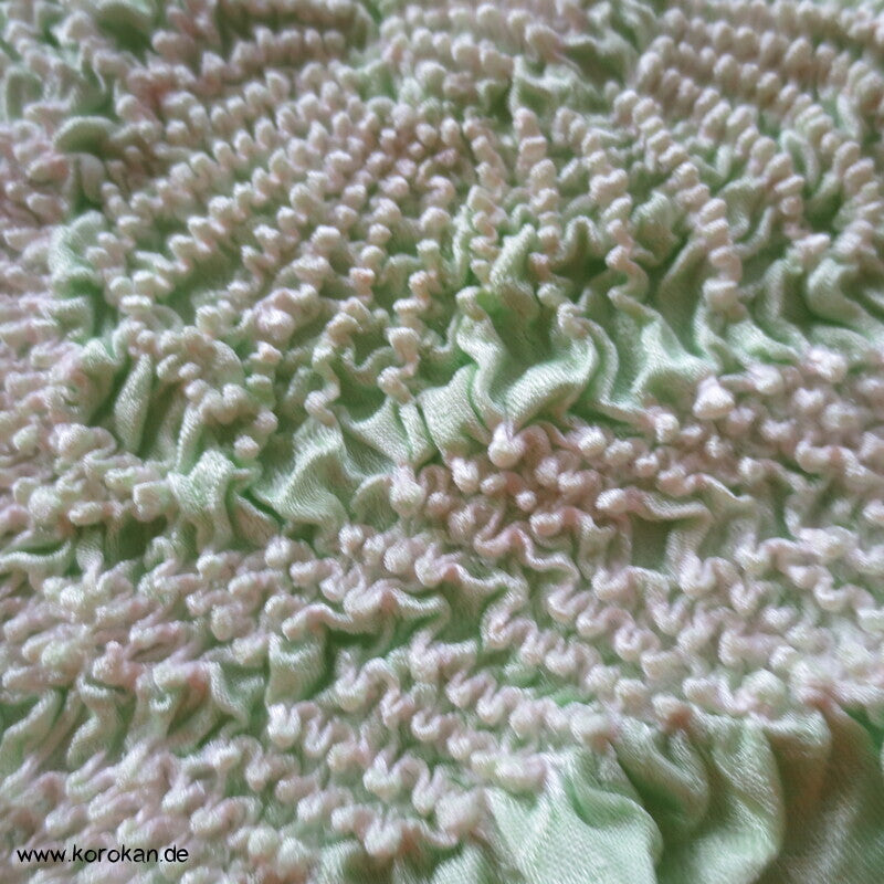 Shibori Kiku auf hellgrün, Diamantblüten Rinzu Seidendamast