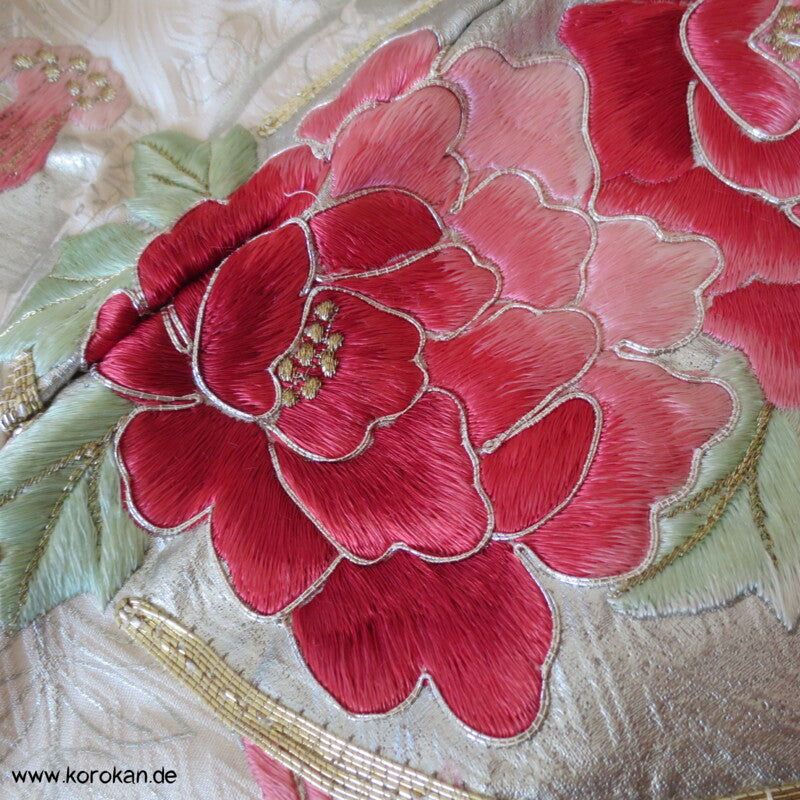 Furisode Kimono Stickerei Päonien auf Trommeln vor Wolken Shibori Seidendamast