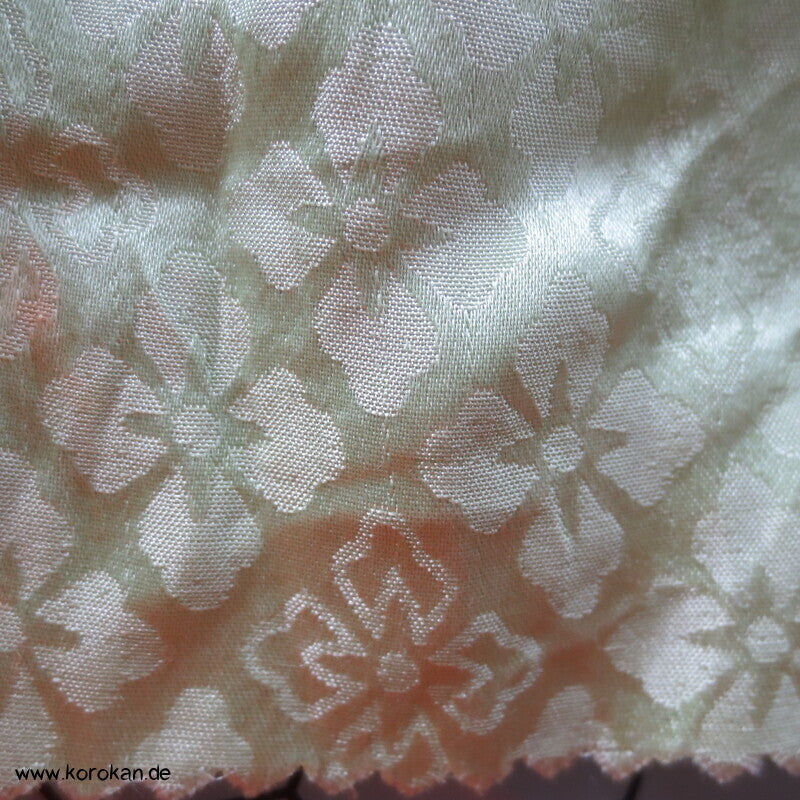 Shibori Kiku auf hellgrün, Diamantblüten Rinzu Seidendamast