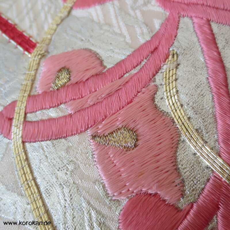 Furisode Kimono Stickerei Päonien auf Trommeln vor Wolken Shibori Seidendamast