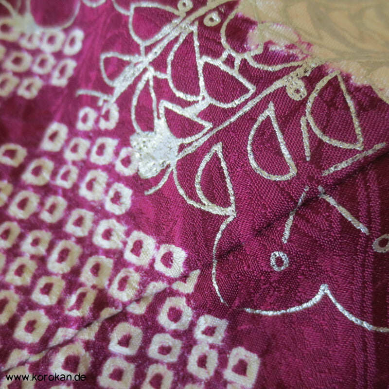 Furisode Kimono Stickerei Päonien auf Trommeln vor Wolken Shibori Seidendamast