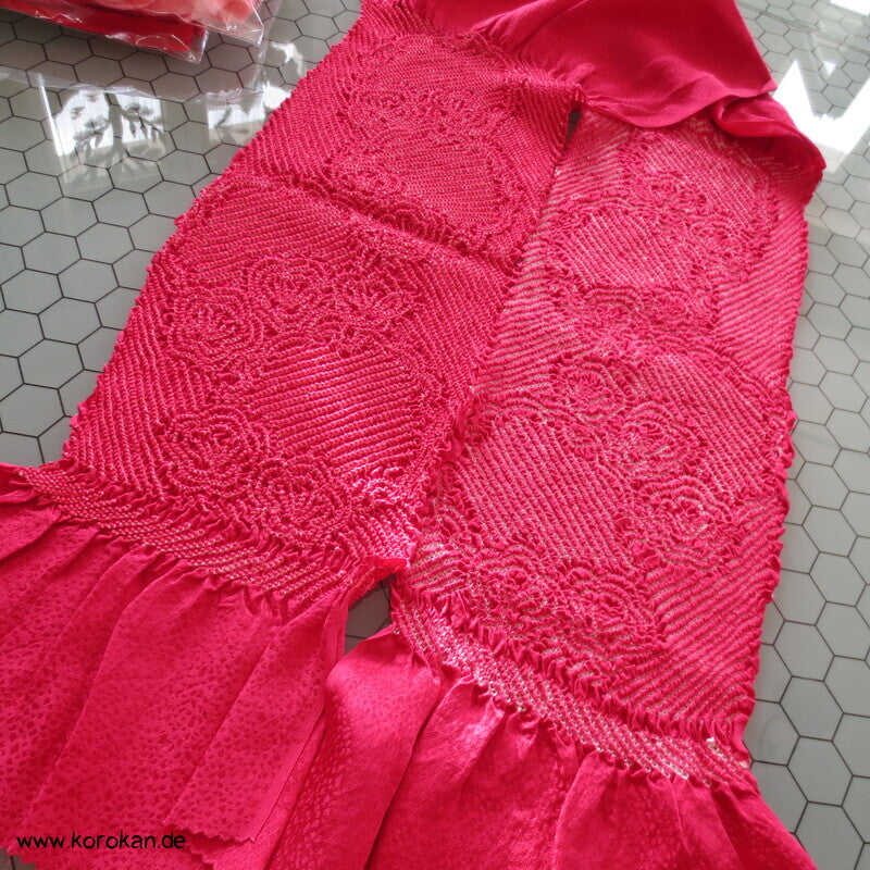 Shibori Rosen auf dunkelpink, Schneeflocken Rinzu Seidendamast