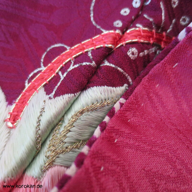 Furisode Kimono Stickerei Päonien auf Trommeln vor Wolken Shibori Seidendamast
