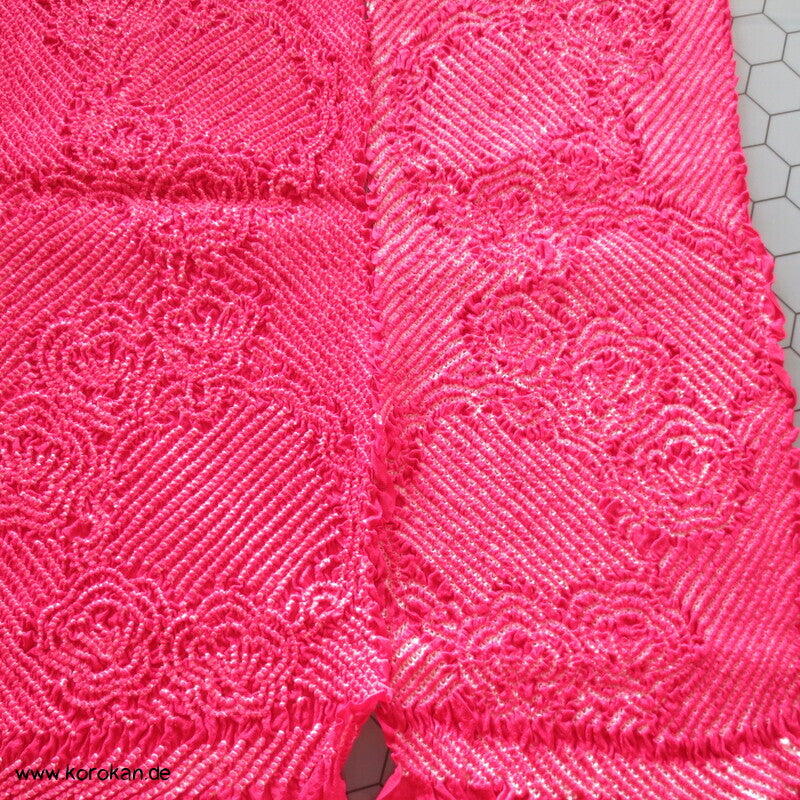 Shibori Rosen auf dunkelpink, Schneeflocken Rinzu Seidendamast