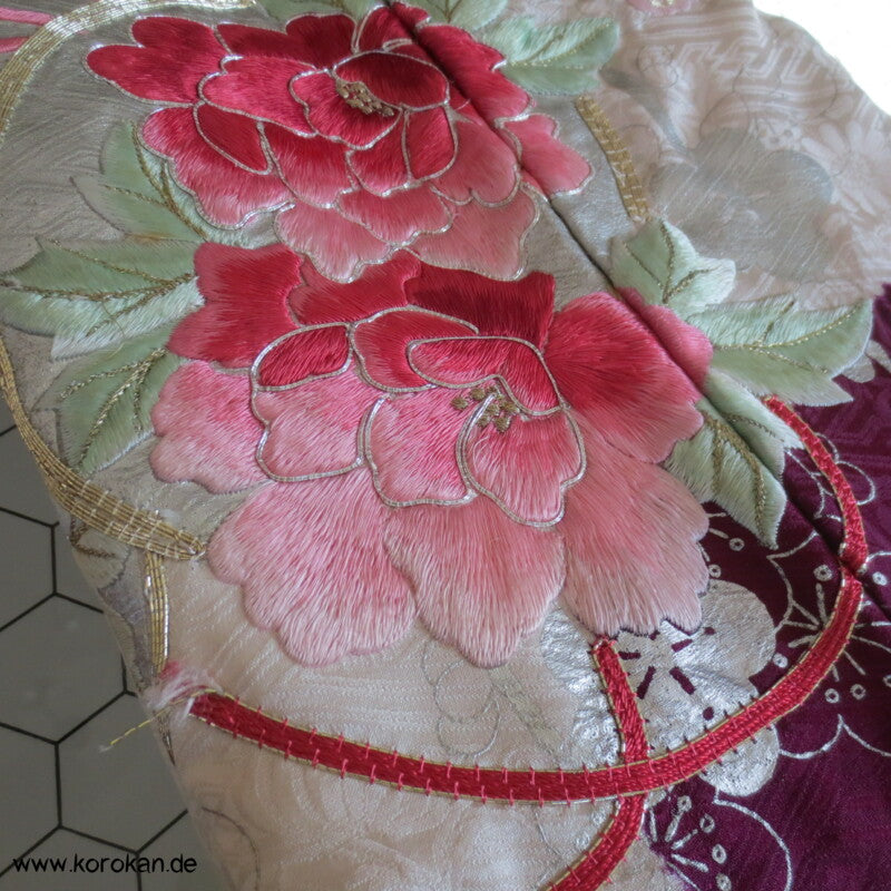 Furisode Kimono Stickerei Päonien auf Trommeln vor Wolken Shibori Seidendamast