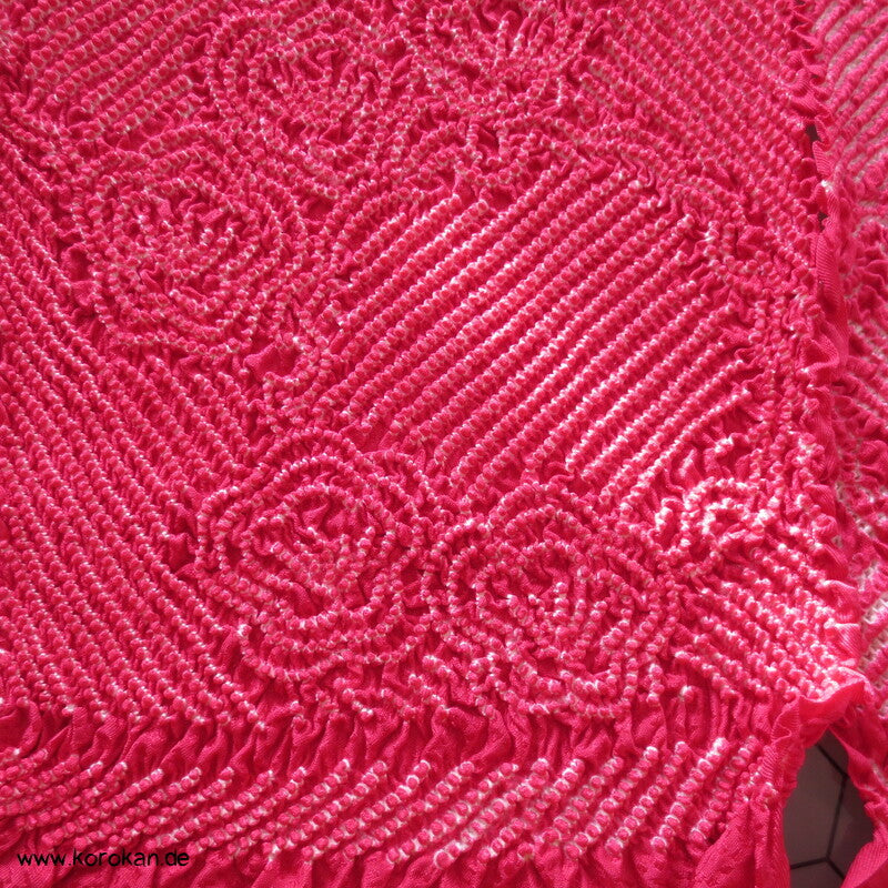 Shibori Rosen auf dunkelpink, Schneeflocken Rinzu Seidendamast