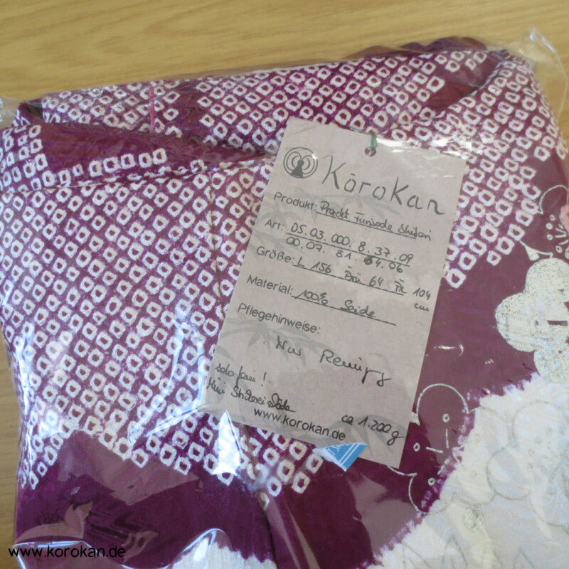 Furisode Kimono Stickerei Päonien auf Trommeln vor Wolken Shibori Seidendamast