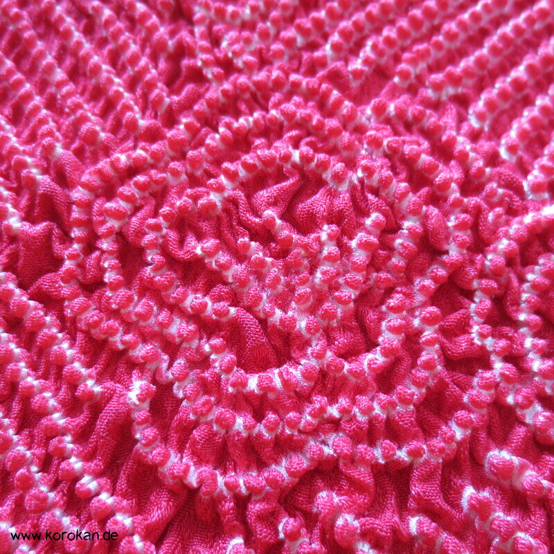 Shibori Rosen auf dunkelpink, Schneeflocken Rinzu Seidendamast
