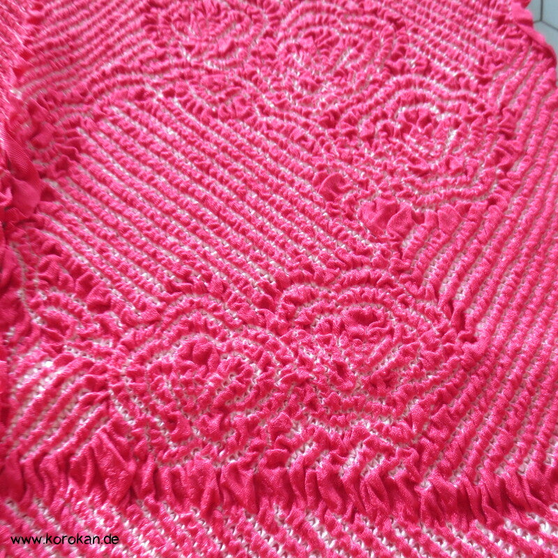 Shibori Rosen auf dunkelpink, Schneeflocken Rinzu Seidendamast