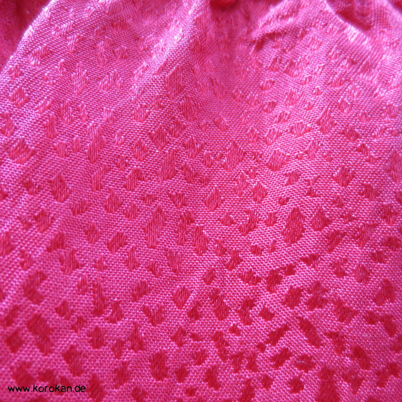 Shibori Rosen auf dunkelpink, Schneeflocken Rinzu Seidendamast