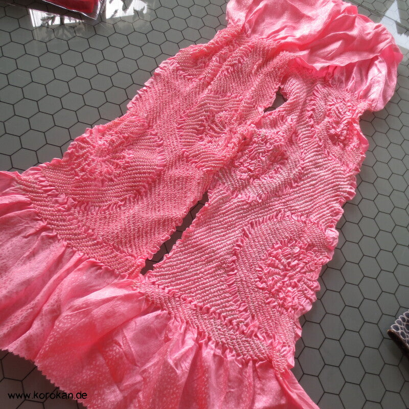 Shibori Kiku Kreise auf rosa, Schneeflocken Rinzu Seidendamast