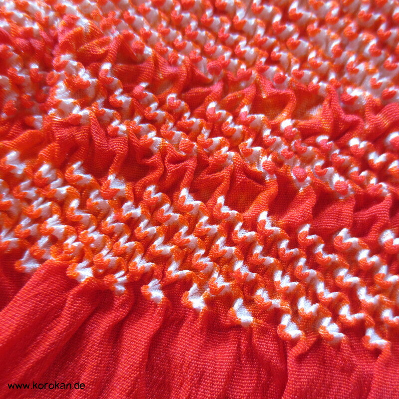 Full Shibori auf rotem Seidencrepe