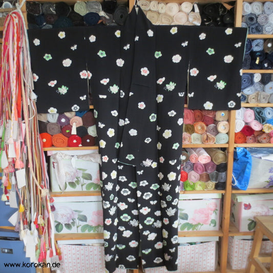 Blüten, Schmetterlinge auf schwarz Komon Kimono