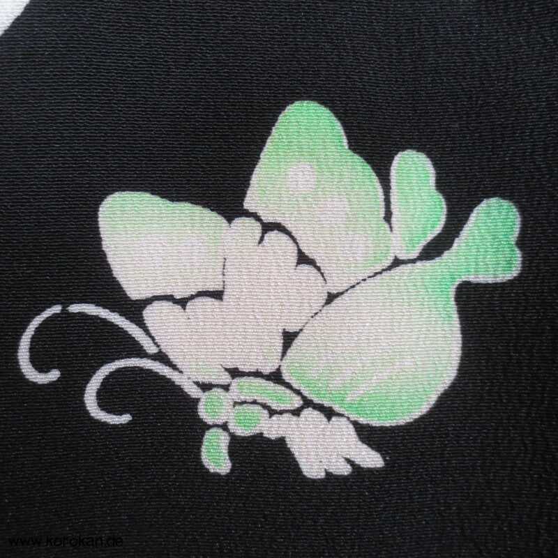 Blüten, Schmetterlinge auf schwarz Komon Kimono