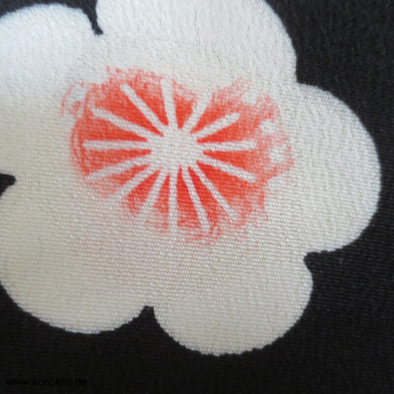 Blüten, Schmetterlinge auf schwarz Komon Kimono