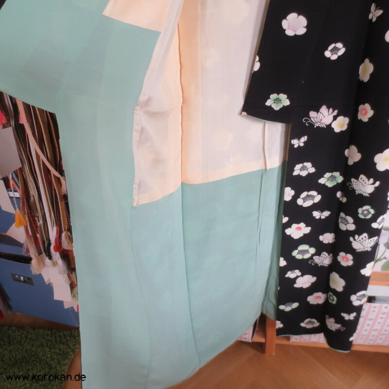 Blüten, Schmetterlinge auf schwarz Komon Kimono