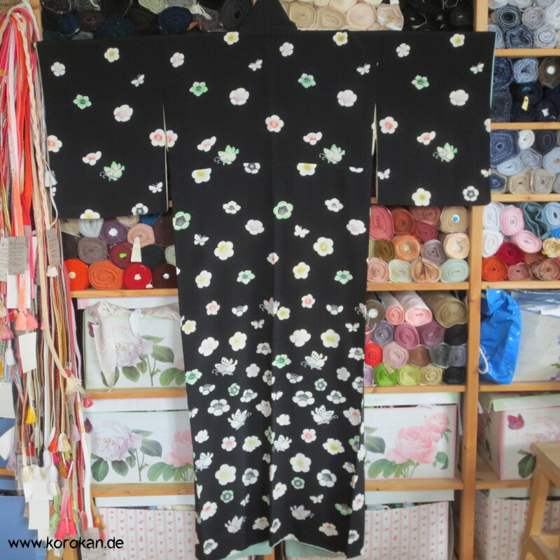 Blüten, Schmetterlinge auf schwarz Komon Kimono