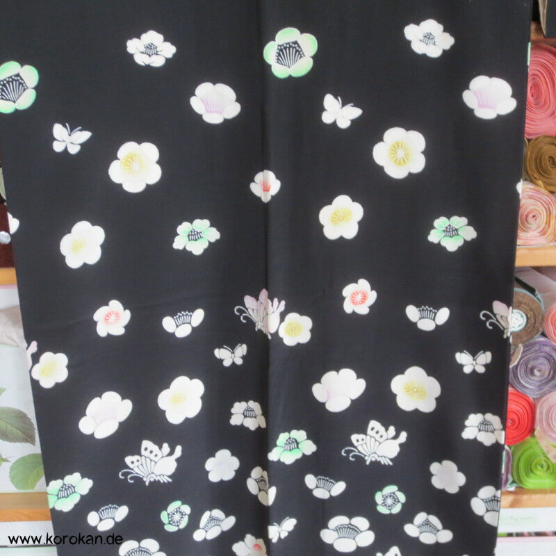 Blüten, Schmetterlinge auf schwarz Komon Kimono
