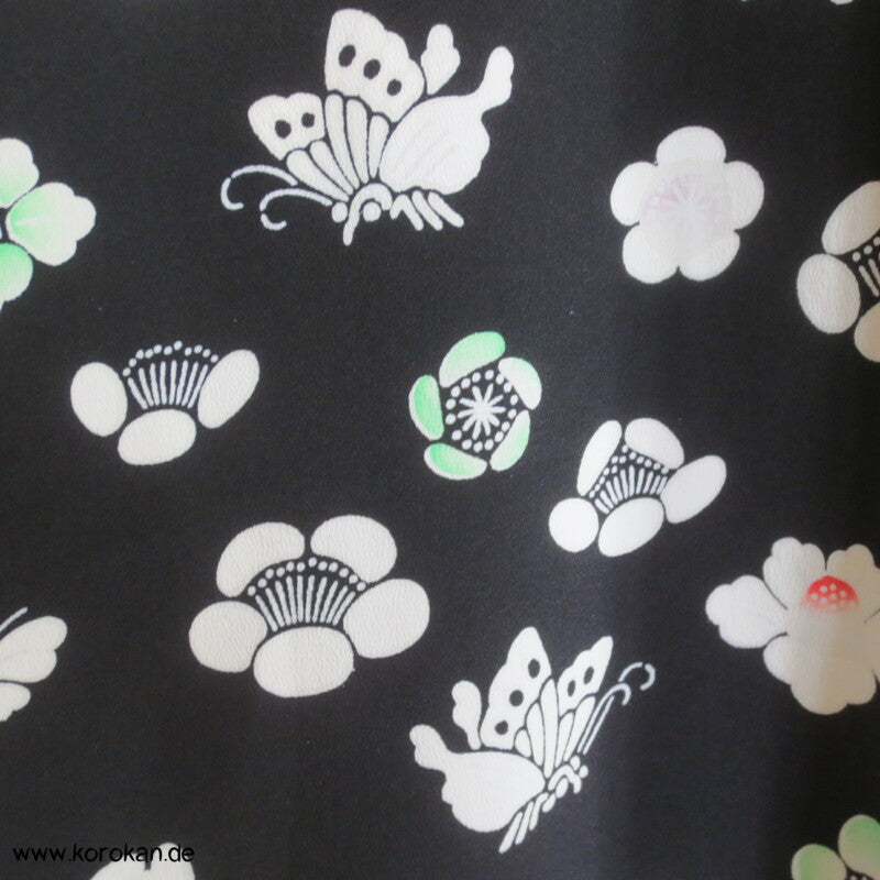 Blüten, Schmetterlinge auf schwarz Komon Kimono