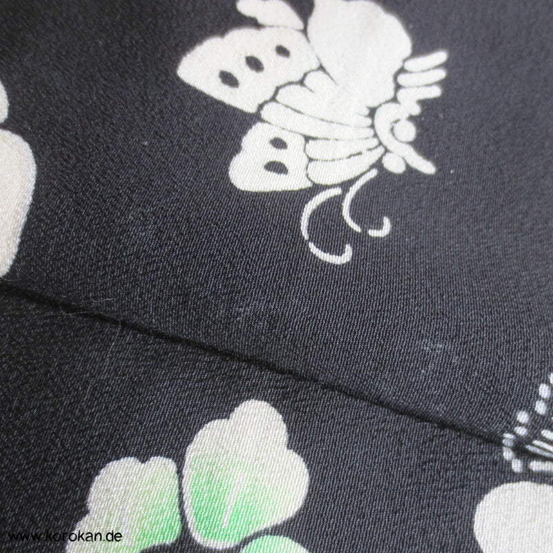 Blüten, Schmetterlinge auf schwarz Komon Kimono