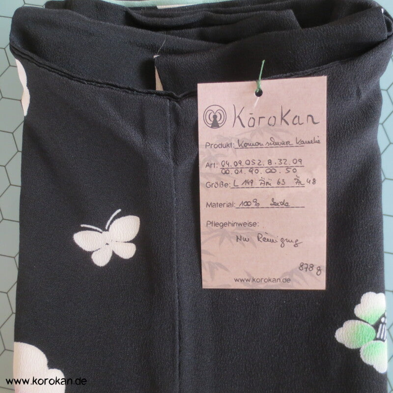 Blüten, Schmetterlinge auf schwarz Komon Kimono