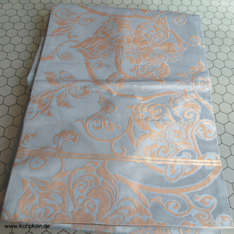 Karakusa Arabesken Nagoya Obi, blassgolden auf hellblau