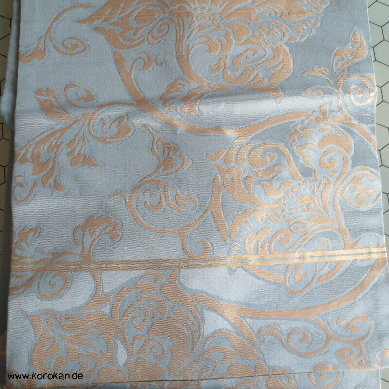 Karakusa Arabesken Nagoya Obi, blassgolden auf hellblau