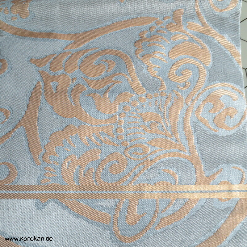 Karakusa Arabesken Nagoya Obi, blassgolden auf hellblau
