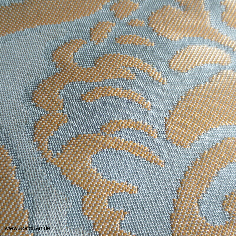 Karakusa Arabesken Nagoya Obi, blassgolden auf hellblau